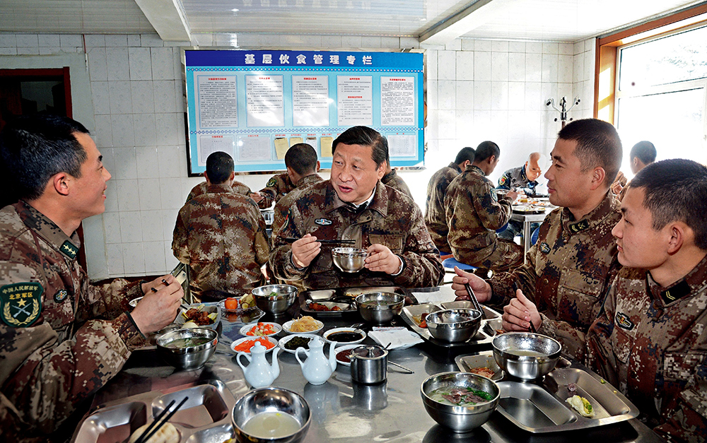 2014年1月26日，習(xí)近平主席專程來到內(nèi)蒙古軍區(qū)邊防某部，親切看望慰問戍邊官兵。這是在連隊食堂，習(xí)近平主席同戰(zhàn)士們一起用餐。