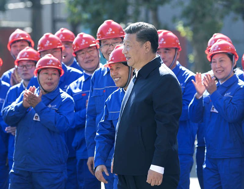 2018年9月26日，在中國一重集團，習(xí)近平總書記走到工人中間，同大家親切交流。