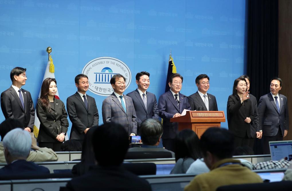 4月11日，李在明在韓國(guó)首爾舉行的新聞發(fā)布會(huì)上介紹他的總統(tǒng)競(jìng)選團(tuán)隊(duì)。新華社記者姚琪琳攝