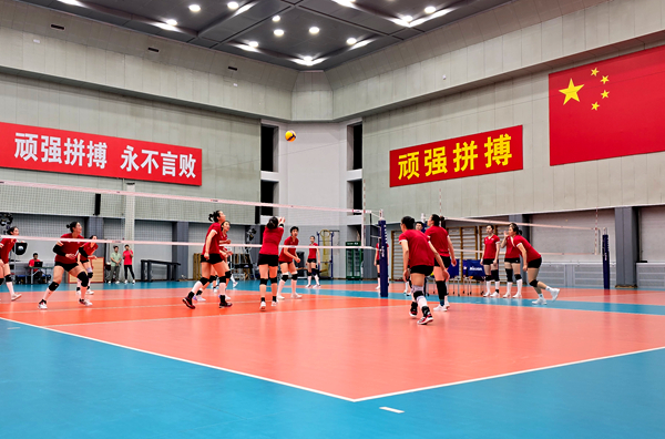 4月28日，中國女排在主教練趙勇的帶領(lǐng)下進行訓(xùn)練。人民網(wǎng)記者 胡雪蓉攝