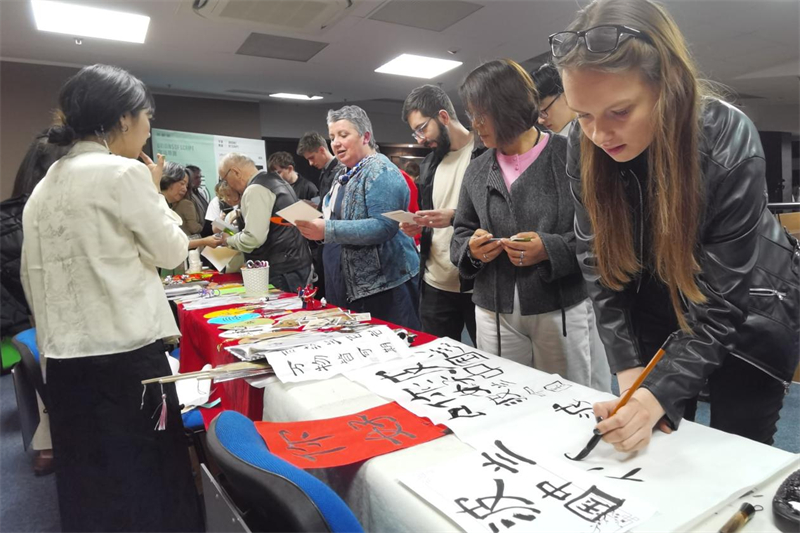 現(xiàn)場來賓體驗(yàn)中國傳統(tǒng)文化。中國駐波蘭大使館供圖。