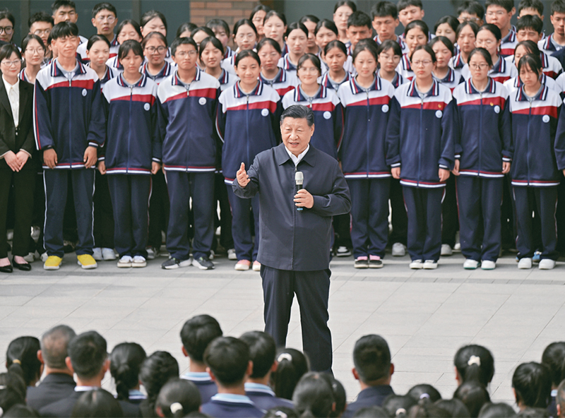 2024年6月18日至19日，中共中央總書記、國家主席、中央軍委主席習(xí)近平在青海考察。這是18日下午，習(xí)近平在果洛西寧民族中學(xué)考察時，同師生們親切交流。 新華社記者 岳月偉/攝