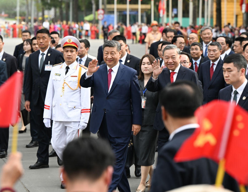 4月14日，中共中央總書記、國家主席習近平抵達河內對越南進行國事訪問。當日下午，越共中央總書記蘇林為習近平舉行隆重歡迎儀式。這是歡迎儀式后，習近平和蘇林一同步行前往越共中央駐地舉行會談時，向歡迎人群揮手致意。新華社記者 張領 攝