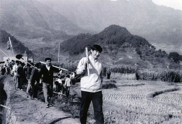 這是1989年，時任福建省寧德地委書記的習近平帶領地直機關千余名干部到寧德縣南漈水利工地參加清溝排障修整水渠勞動。新華社發(fā)