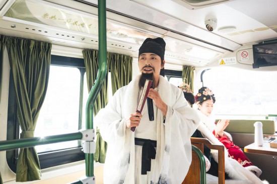 身著古裝的“伴游”在“長(zhǎng)安尋夢(mèng)”主題觀光車上為游客講解。（受訪者供圖）