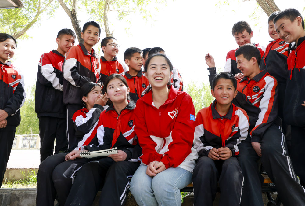 4月23日，在新疆克州阿圖什市哈拉峻鄉(xiāng)謝依特小學，支教教師高淑賢和學生們在一起。
