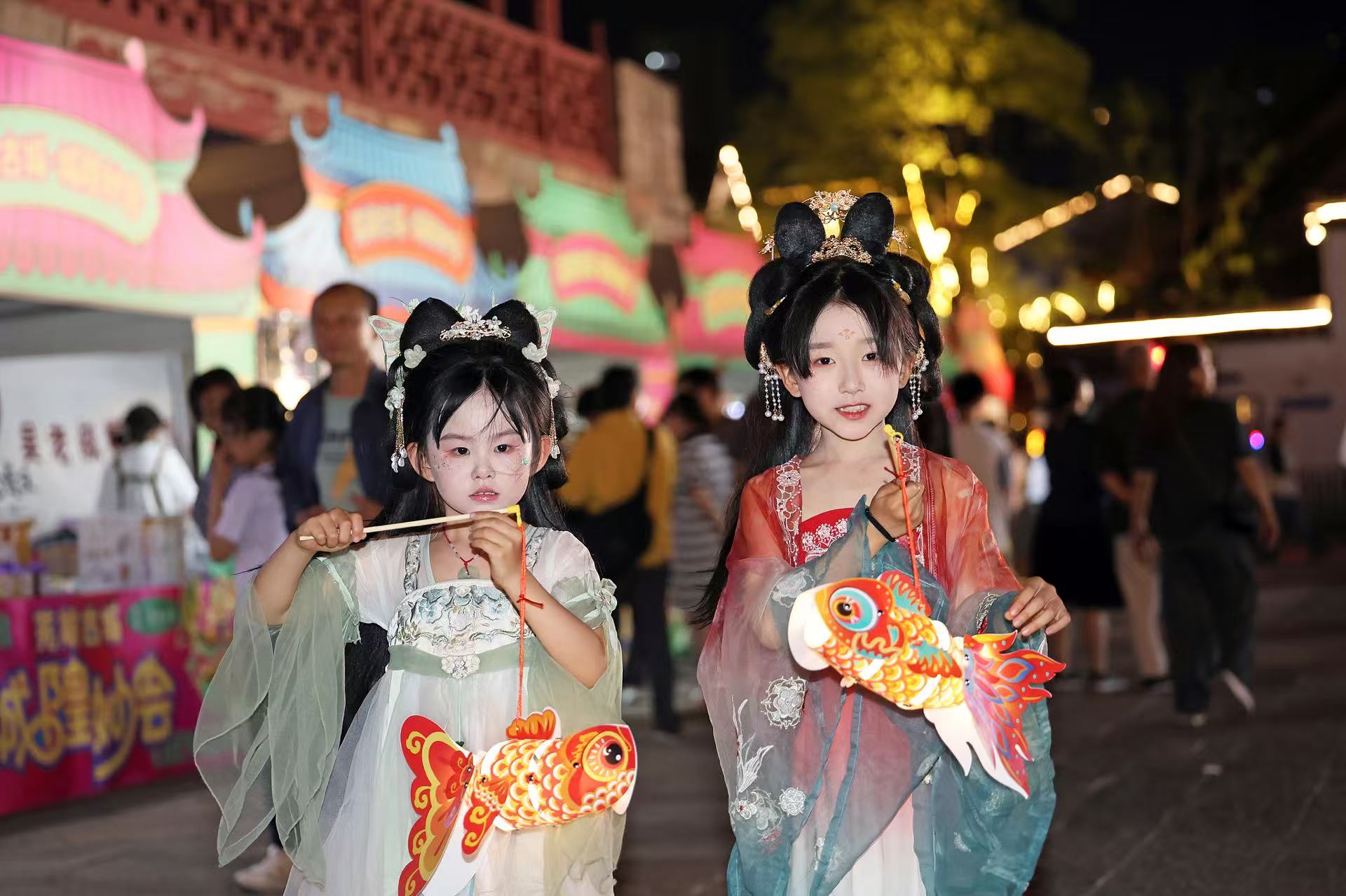 2025年5月2日晚，安徽蕪湖古城，魚燈巡游吸引游人駐足觀看。（圖片來源：視覺中國）