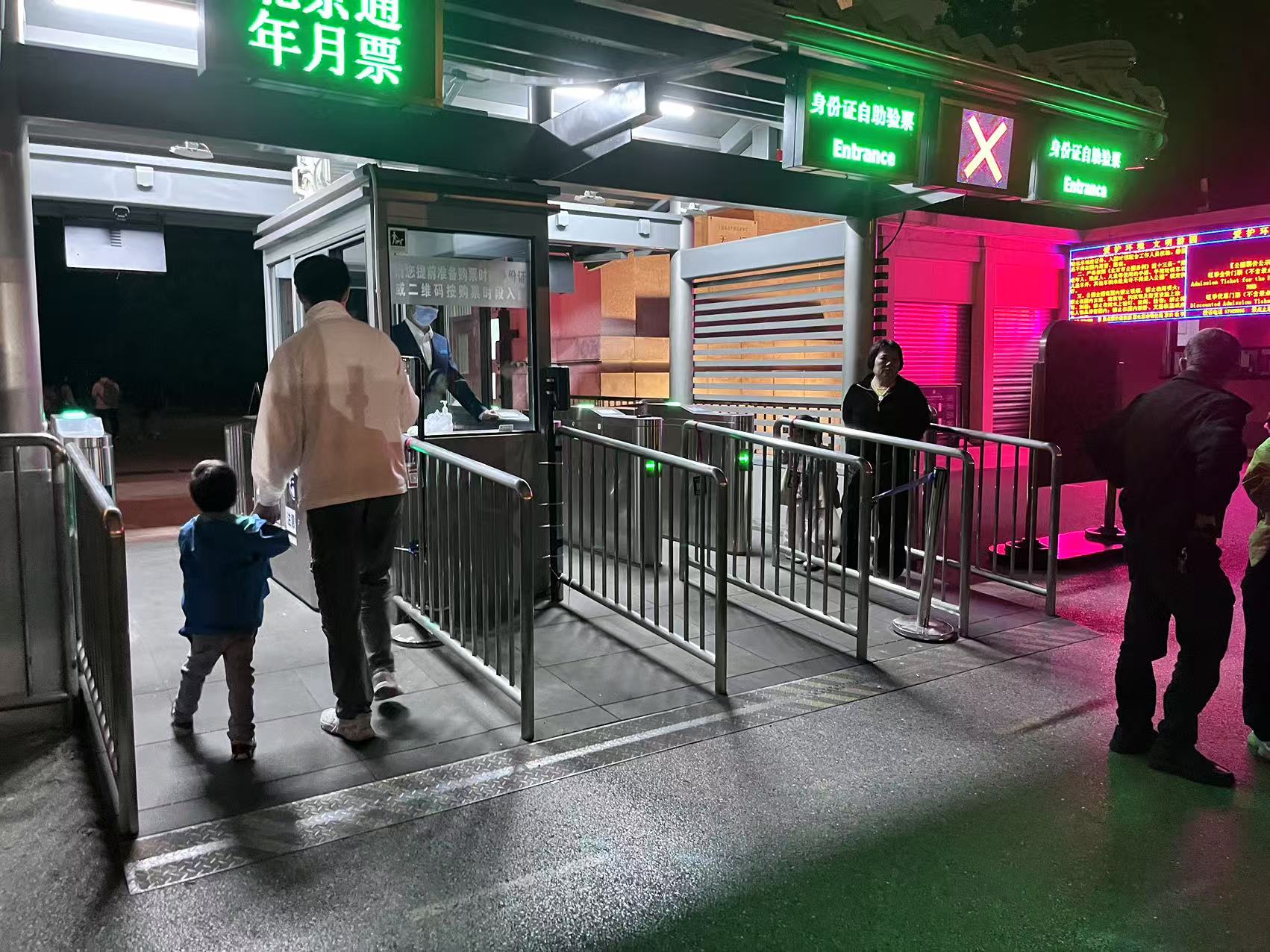 北京天壇公園延長(zhǎng)開放時(shí)間，游客進(jìn)入游覽。人民網(wǎng)記者 李楠樺攝