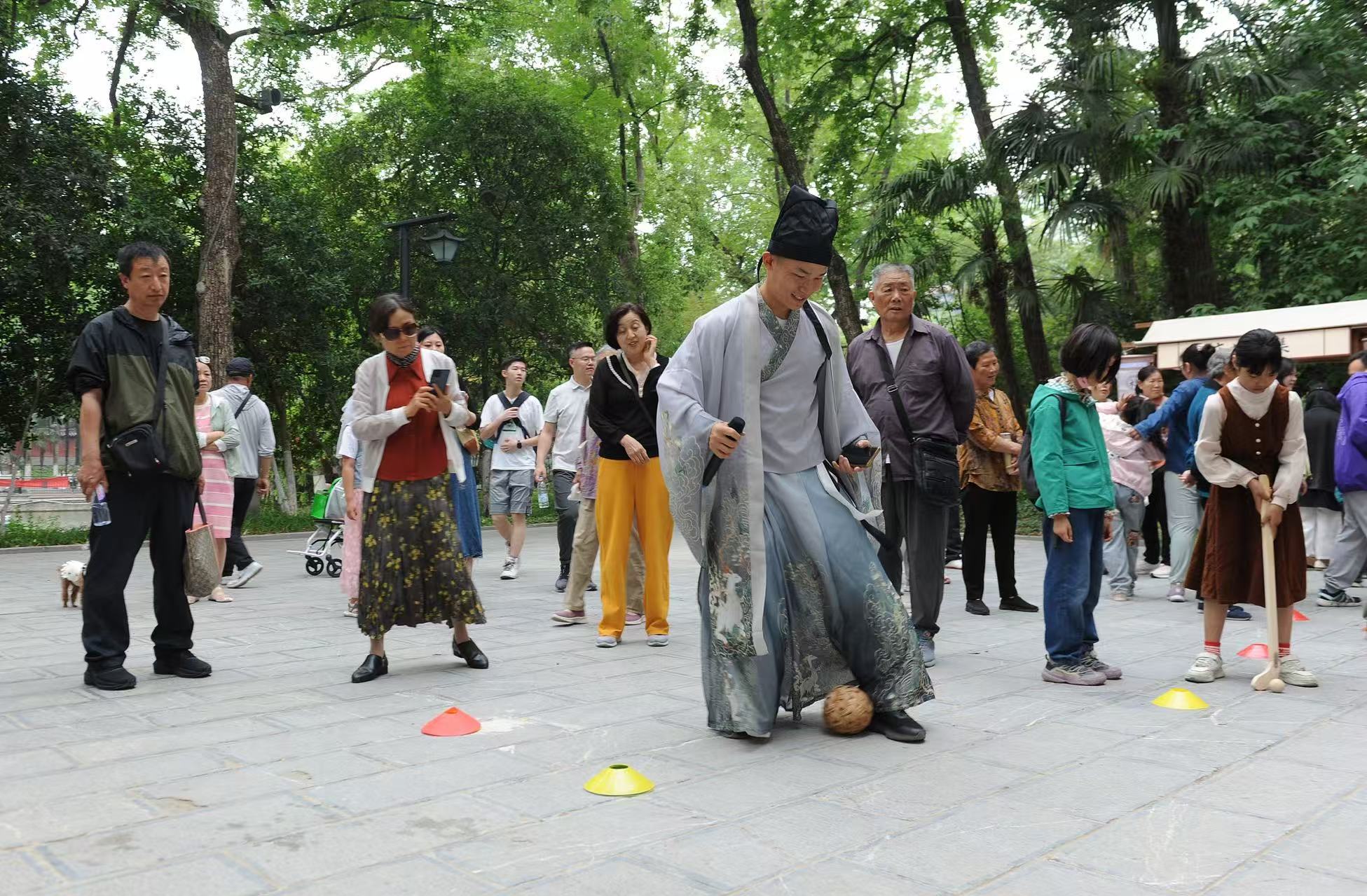 2025年5月3日，安徽省合肥市包公園景區(qū)，游客正在參與“蹴鞠”體育活動。（圖片來源：視覺中國）