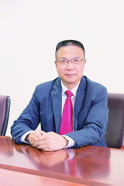 徐飛 教授、博士生導(dǎo)師。歷任上海交通大學(xué)副校長、西南交通大學(xué)校長、上海財經(jīng)大學(xué)常務(wù)副校長，現(xiàn)任福耀科技大學(xué)常務(wù)副校長。國務(wù)院政府特殊津貼專家。先后兼任中國鐵道學(xué)會副理事長，中國管理學(xué)會組織與戰(zhàn)略專業(yè)委員會副主任，教育部高等學(xué)校創(chuàng)新創(chuàng)業(yè)教育指導(dǎo)委員會副主任，中國高等教育學(xué)會創(chuàng)新創(chuàng)業(yè)教育分會理事長，中國高質(zhì)量MBA教育認(rèn)證（CAMEA）工作委員會副主任，中國職業(yè)技術(shù)教育學(xué)會副會長等。主要研究領(lǐng)域為戰(zhàn)略管理、競爭戰(zhàn)略與博弈論、創(chuàng)新創(chuàng)業(yè)、跨文化戰(zhàn)略領(lǐng)導(dǎo)力等。出版著作20余部。