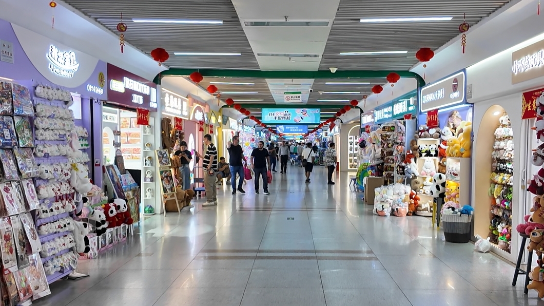 4月30日，義烏國(guó)際商貿(mào)城一區(qū)現(xiàn)場(chǎng)。人民網(wǎng)記者 王仁宏攝