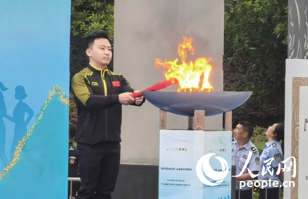 在活動開幕式上，馮喆點(diǎn)燃火炬。人民網(wǎng)記者 楊磊攝