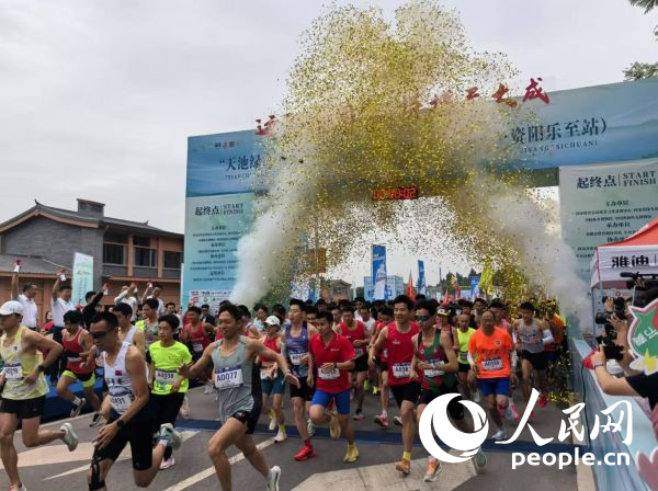 全民健身跑參賽選手沖出起點(diǎn)。人民網(wǎng)記者 楊磊攝