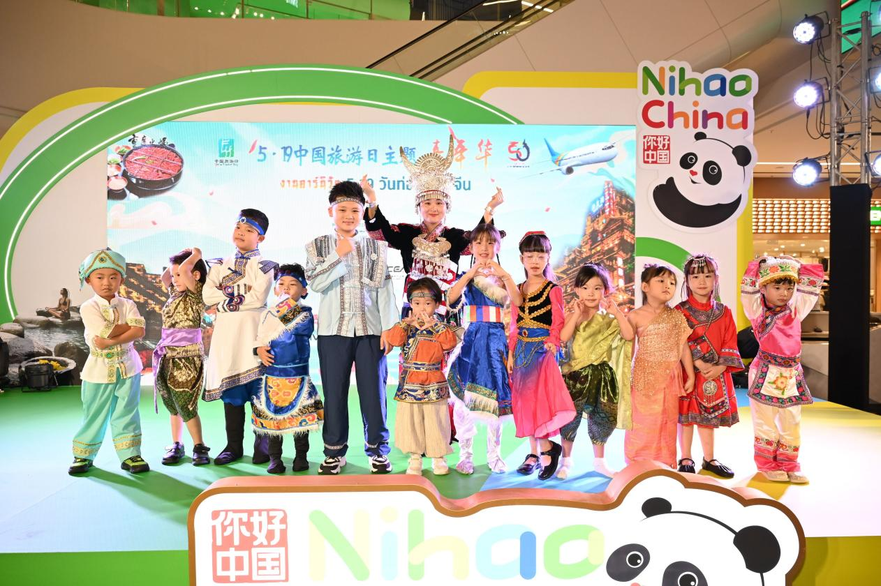 開幕式上，中泰小朋友服飾秀表演。主辦方供圖
