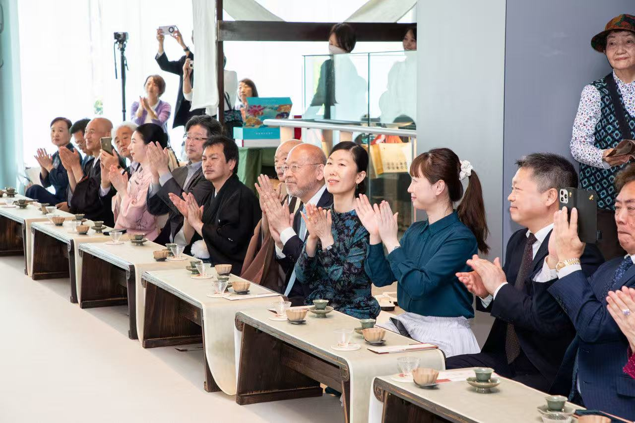 中日兩國(guó)文旅界、各茶道流派嘉賓出席開幕式。中國(guó)駐大阪旅游辦事處供圖