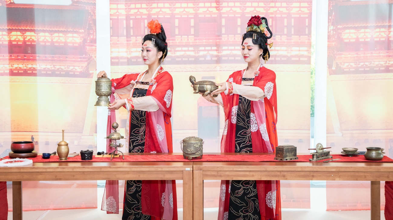法門寺地宮出土文物一比一復(fù)刻的宮廷茶器。中國(guó)駐大阪旅游辦事處供圖
