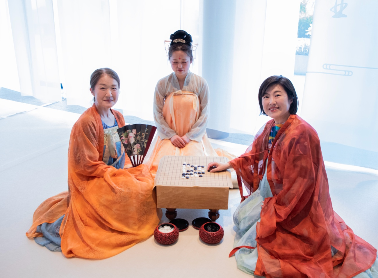 日本客人體驗(yàn)漢服。中國(guó)駐大阪旅游辦事處供圖