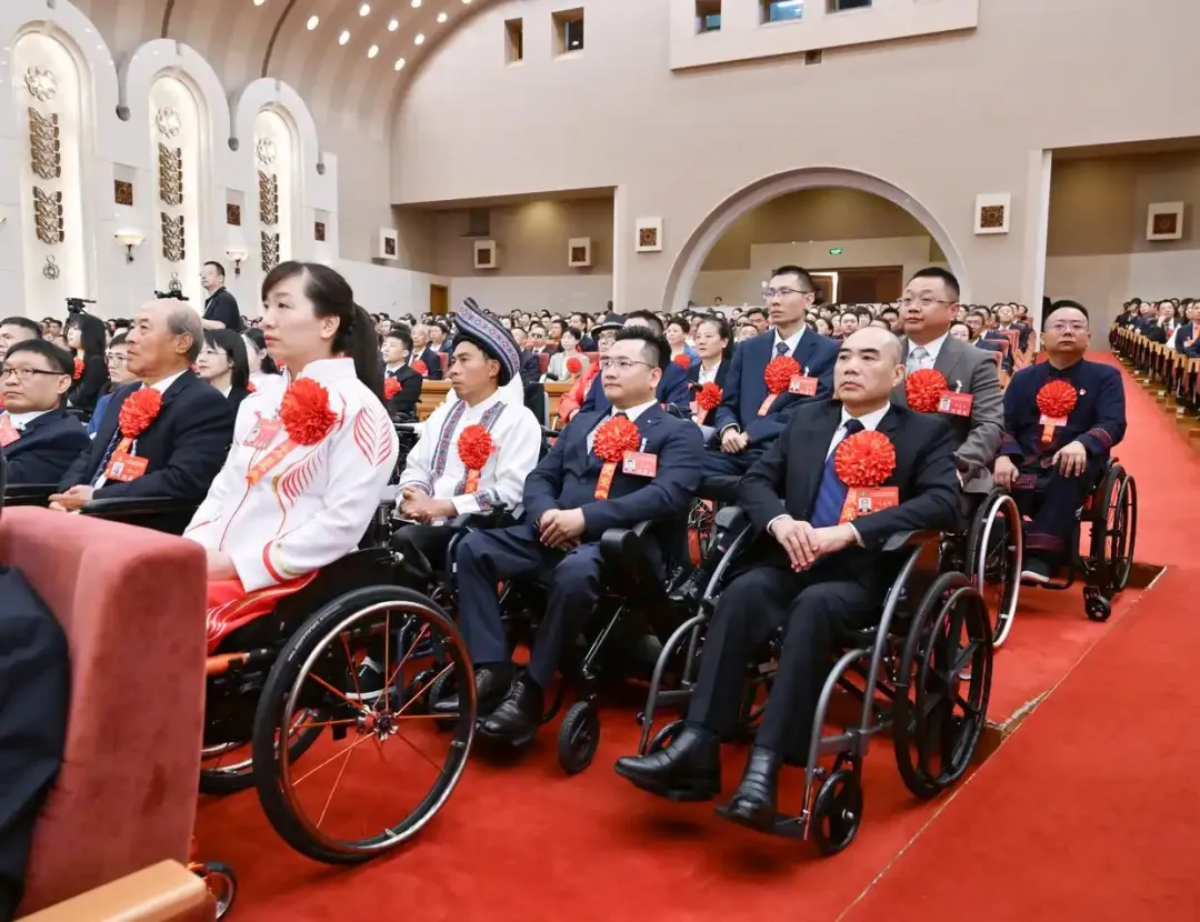 2025年5月16日，第七次全國自強(qiáng)模范暨助殘先進(jìn)表彰大會在北京召開。大會表彰了200名“全國自強(qiáng)模范”、200個“全國殘疾人工作先進(jìn)集體”和60名“全國殘疾人工作先進(jìn)個人”。