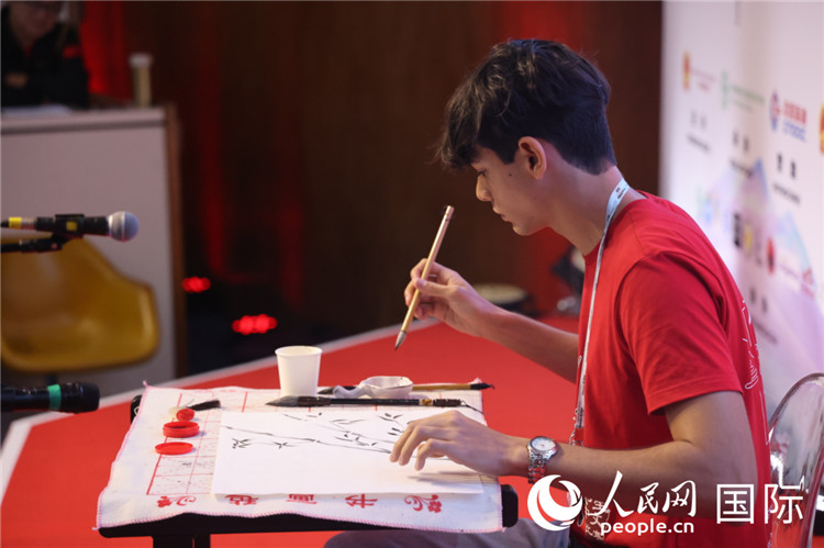 2025年“漢語橋”巴西賽區(qū)決賽的“才藝展示”環(huán)節(jié)，一名參賽者正在繪畫。人民網(wǎng)記者 時(shí)元皓攝
