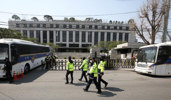 4月3日，在韓國首爾，警察在韓國憲法法院前執(zhí)勤。新華社記者姚琪琳攝