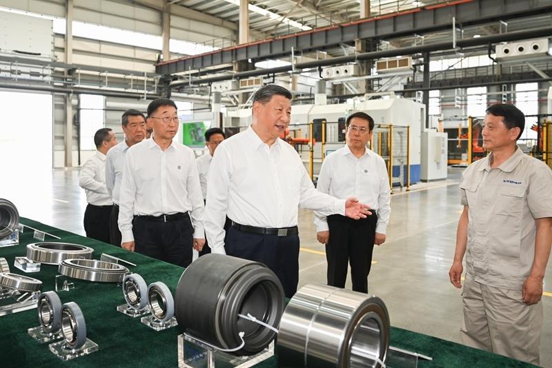 2025年5月19日，習(xí)近平總書記在河南洛陽軸承集團(tuán)股份有限公司智能工廠考察。