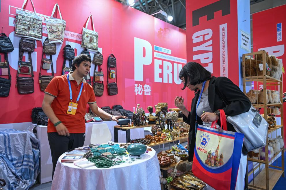 5月22日，外國展商在西洽會現(xiàn)場向參觀者介紹產(chǎn)品。新華社記者 陳誠 攝