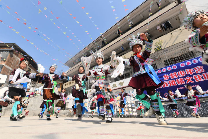 2025年3月25日，廣西柳州市融水苗族自治縣桿洞鄉(xiāng)中心小學學生在跳蘆笙踩堂舞。新華社記者 黃孝邦 攝
