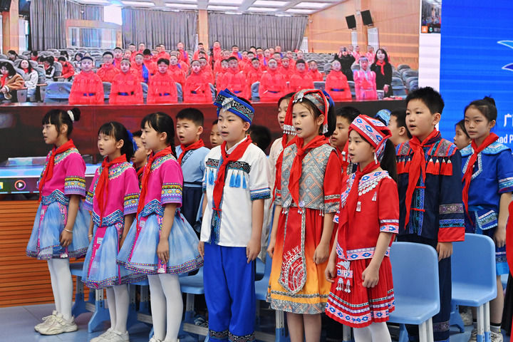 2025年3月28日，在“壯蒙一家親 共筑中國夢”手拉手主題云隊會上，廣西南寧市濱湖路小學四（1）中隊隊員通過網絡和內蒙古鄂爾多斯東勝區(qū)第十二小學四（9）中隊隊員一起唱《中國少年先鋒隊隊歌》。新華社記者 周華 攝