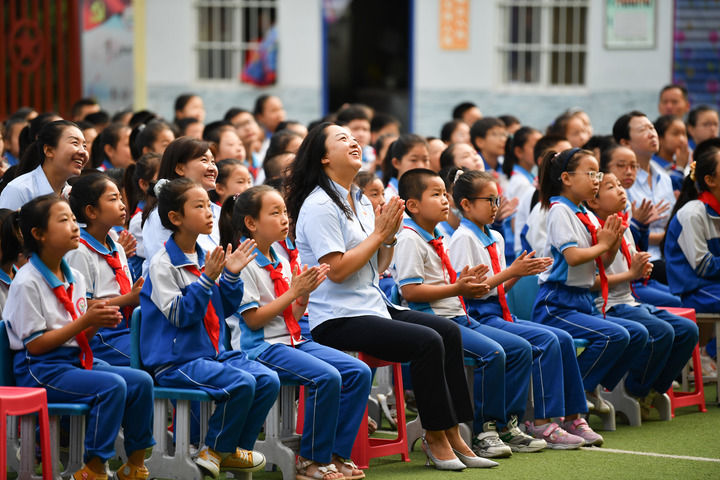2021年7月1日，在位于陜西省延安市的楊家?guī)X福州希望小學，師生收看慶祝中國共產黨成立100周年大會。新華社記者 張博文 攝