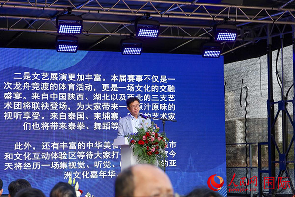 中國駐法蘭克福總領(lǐng)事黃昳揚(yáng)在致辭中對龍舟賽表示熱烈祝賀。人民網(wǎng) 依琳攝