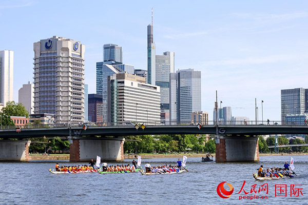 龍舟賽隊伍奮力揮槳、破浪前行。人民網(wǎng) 依琳攝