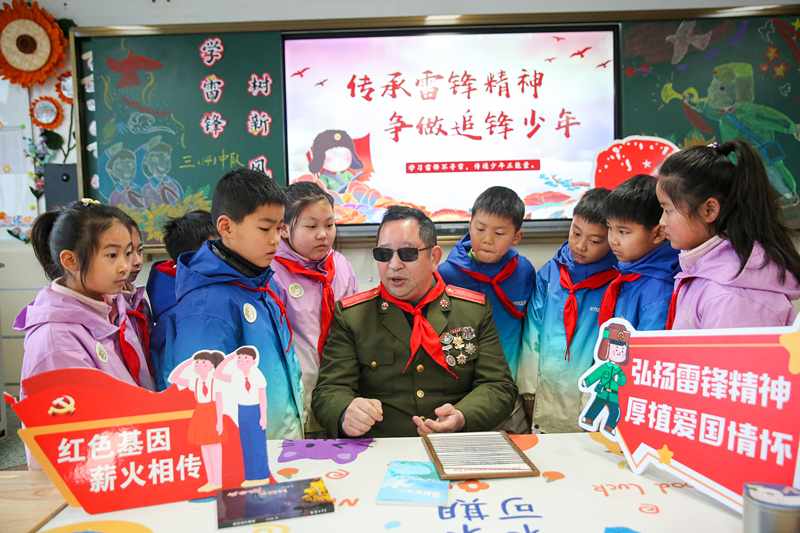 2025年3月3日，江蘇南通如皋市安定小學(xué)里，傷殘軍人許波銀在思政小課堂上向?qū)W生講述雷鋒故事。