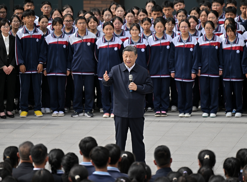 2024年6月18日，習(xí)近平總書記在青海果洛西寧民族中學(xué)考察時(shí)，同師生們親切交流。