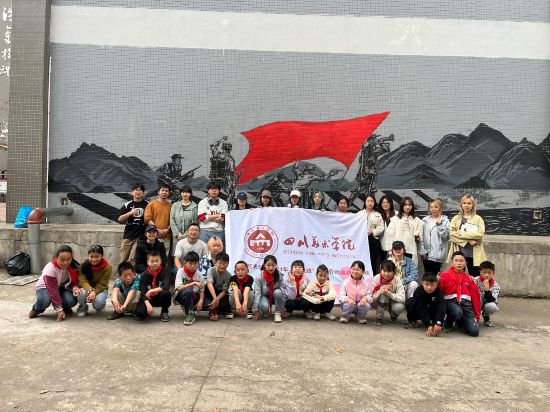 “行動(dòng)中的課堂：探尋茶馬古道紅色印記”工作坊與當(dāng)?shù)匦W(xué)生共同創(chuàng)作主題壁畫。