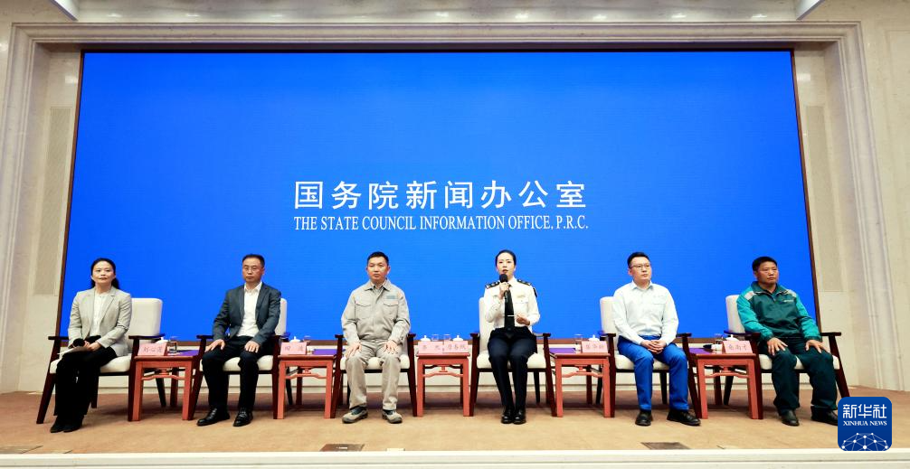 5月29日，國(guó)務(wù)院新聞辦公室在北京舉行“新征程上的奮斗者”中外記者見(jiàn)面會(huì)，交通運(yùn)輸領(lǐng)域代表圍繞“加快建設(shè)交通強(qiáng)國(guó) 勇當(dāng)開(kāi)路先鋒”與中外記者見(jiàn)面交流。新華社記者 潘旭 攝