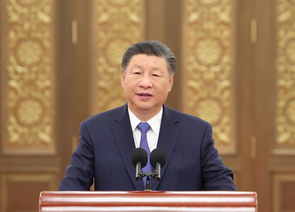 2024年9月23日，習(xí)近平總書(shū)記在人民大會(huì)堂接見(jiàn)探月工程嫦娥六號(hào)任務(wù)參研參試人員代表并參觀月球樣品和探月工程成果展覽。這是習(xí)近平總書(shū)記發(fā)表重要講話。新華社記者 鞠鵬 攝