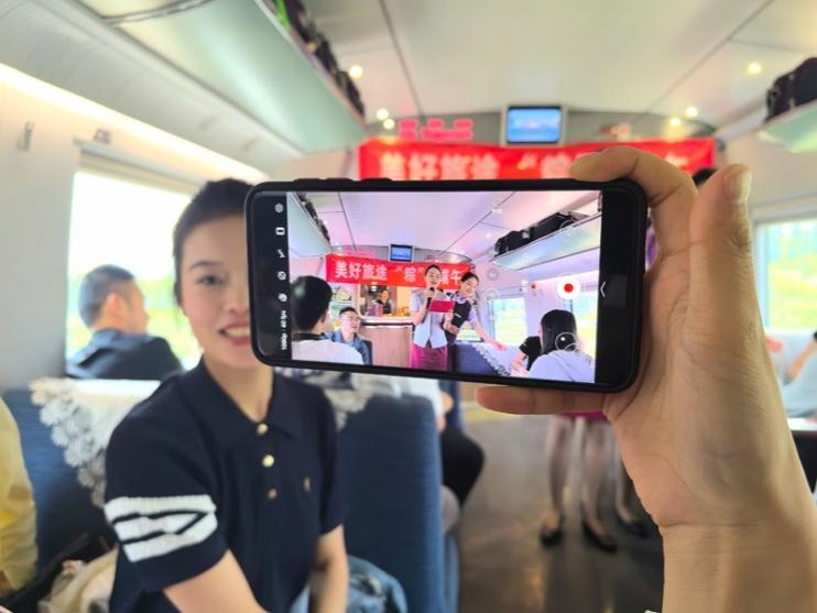 在活動中，旅客紛紛舉起手機拍攝。顏笑攝