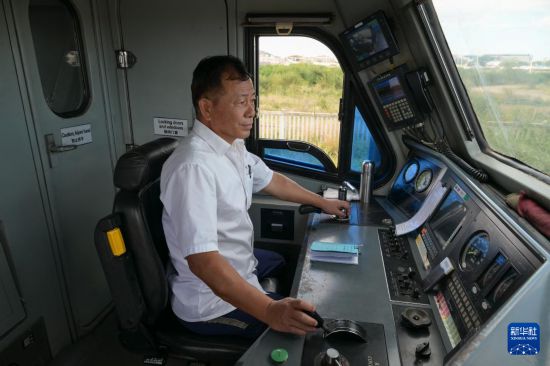 5月31日，在蒙內(nèi)鐵路內(nèi)羅畢站，機(jī)車駕駛員蔣立平在即將開往蒙巴薩的E2次列車上進(jìn)行準(zhǔn)備工作。新華社記者 楊光 攝