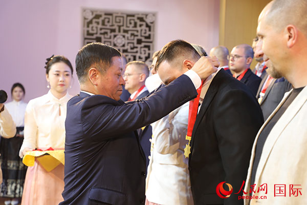 中國駐俄羅斯大使張漢暉為獲獎者頒獎。人民網(wǎng)記者 肖新新攝