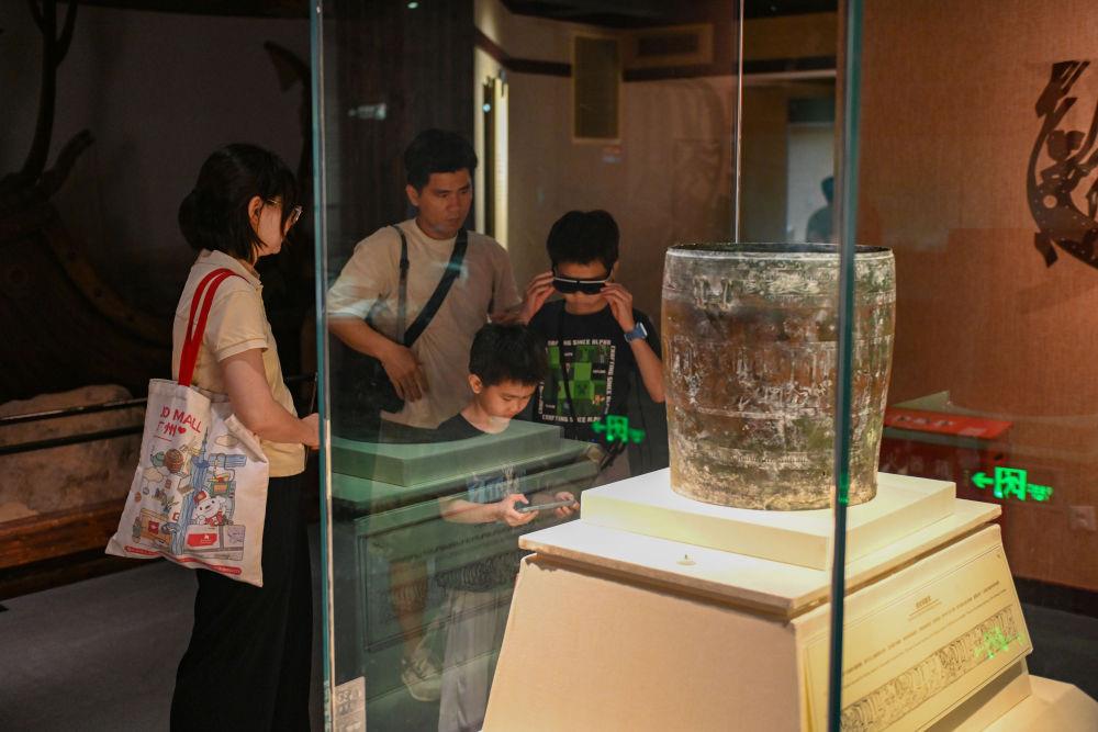 △2025年5月18日，游客在廣東廣州南越王博物院（王墓展區(qū)）體驗(yàn)AR眼鏡智慧導(dǎo)覽服務(wù)。