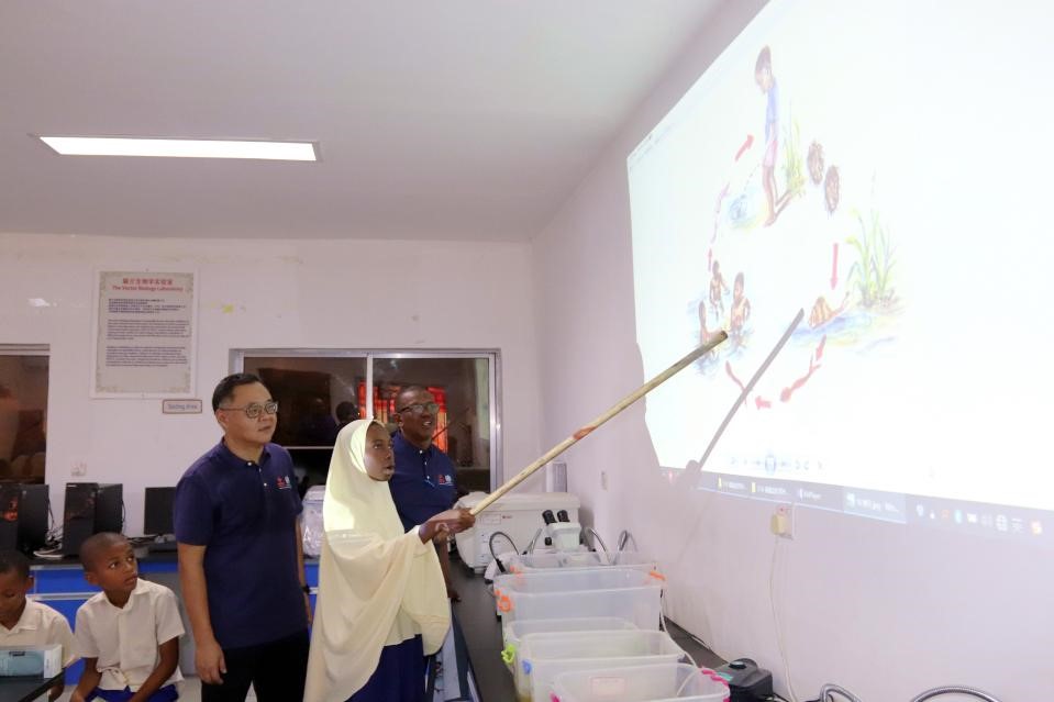 血吸蟲病健康教育講座。施亮攝
