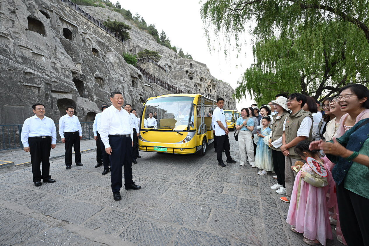 5月19日，習(xí)近平在洛陽龍門石窟考察時(shí)，同游客親切交流。