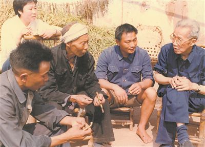 侯光炯（右一）和農(nóng)民在一起親切交流。 西南大學(xué)檔案館供圖