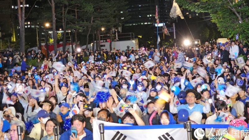 當(dāng)?shù)貢r間4日凌晨，李在明支持者們聚集在國會前等待計票結(jié)果。人民網(wǎng) 柳美鉉攝