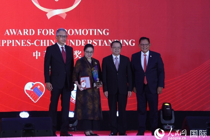 菲律賓前參議員許爾琦榮獲“終身成就獎(jiǎng)”。人民網(wǎng)記者 樊帆攝