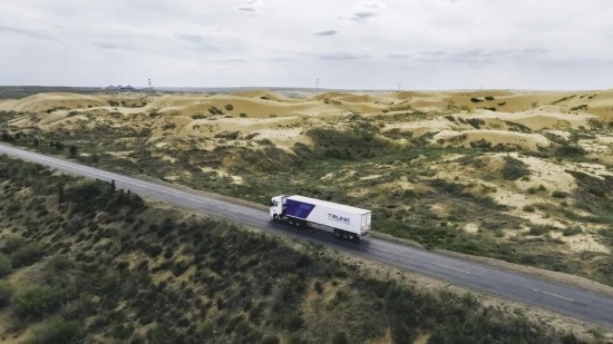 主線科技智能卡車行駛在路上。